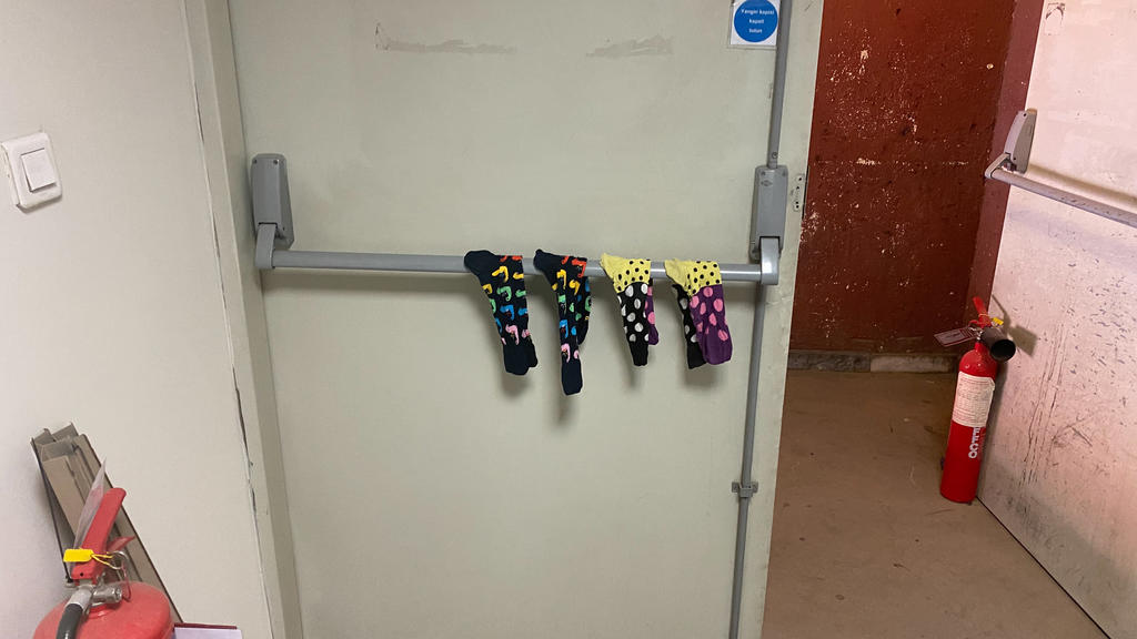 Hier trocknen Einsatzkräfte ihre bunten Socken.