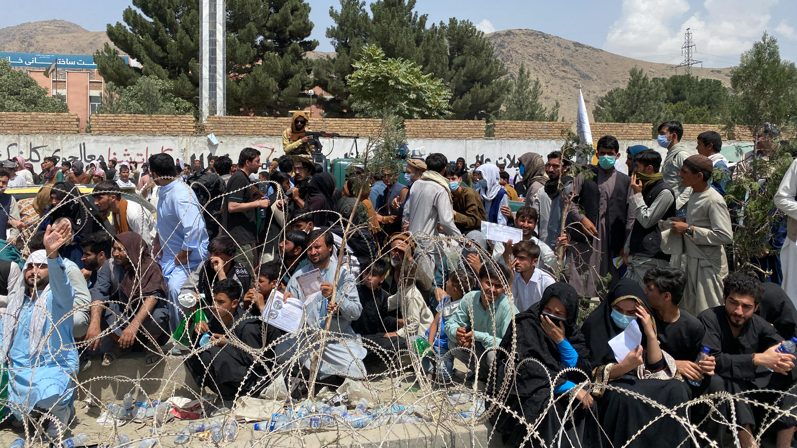 Die Taliban überwachten die Menschen am Gate.