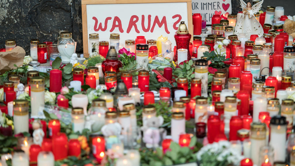 Nach der Amokfahrt in Trier würdigten viele Menschen den Opfern mit Kerzen und Blumen.