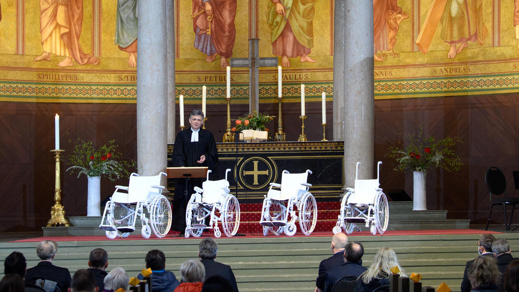 Vier weiße Rollstühle erinnern beim Gedenkgottesdienst an die Opfer der Gewalttat.