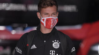  13.06.2020, FC Bayern Muenchen - Borussia Moenchengladbach 13.06.2020, Fussball 1. Bundesliga 2019/2020, 32. Spieltag, FC Bayern Muenchen - Borussia Moenchengladbach, in der Allianz-Arena Muenchen, Joshua Kimmich FC Bayern München kommt mit Maske ins Stadion. Foto: Bernd Feil/M.i.S./Pool Nur für journalistische Zwecke Only for editorial use Gemäß den Vorgaben der DFL Deutsche Fußball Liga ist es untersagt, in dem Stadion und/oder vom Spiel angefertigte Fotoaufnahmen in Form von Sequenzbildern und/oder videoähnlichen Fotostrecken zu verwerten bzw. verwerten zu lassen. DFL regulations prohibit any use of photographs as image sequences and/or quasi-video. National and international NewsAgencies OUT. Muenchen Bayern Deutschland *** 13 06 2020, FC Bayern Muenchen Borussia Moenchengladbach 13 06 2020, Soccer 1 Bundesliga 2019 2020, 32 matchday, FC Bayern Muenchen Borussia Moenchengladbach, in the Allianz Arena Munich, Joshua Kimmich FC Bayern Munich comes to the stadium with a mask on, to use or have used photographs taken in the stadium and/or of the match in the form of sequence images and/or video-like photo sequences DFL regulations prohibit any use of photographs as image sequences and or quasi video National and international NewsAgencies OUT Munich Bavaria Germany Poolfoto ,EDITORIAL USE ONLY