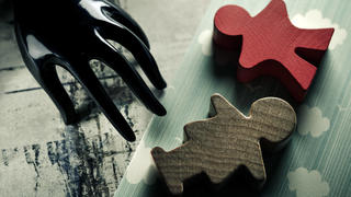 Schwarze Hand und Kinderfiguren, Symbolfoto Missbrauch *** Black hand and child figures, symbol photo abuse 