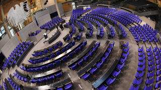 ARCHIV - Mit neuer Sitzpolsterung ist am 14.04.2016 der Plenarsaal des Bundestages in Berlin ausgestattet. (zu dpa «Bericht: Sicherheitslücken in Bundestagswahl-Software entdeckt» vom 07.09.2017) Foto: Rainer Jensen/dpa +++(c) dpa - Bildfunk+++