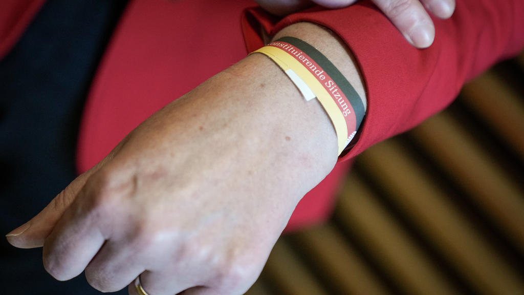 25.10.2021, Berlin: Bärbel Bas (SPD), designierte Bundestagspräsidentin, zeigt im Jakob-Kaiser-Haus, einen Tag vor der konstituierenden Sitzung des Bundestags, das Armband für die anstehende Sitzung. Foto: Kay Nietfeld/dpa +++ dpa-Bildfunk +++