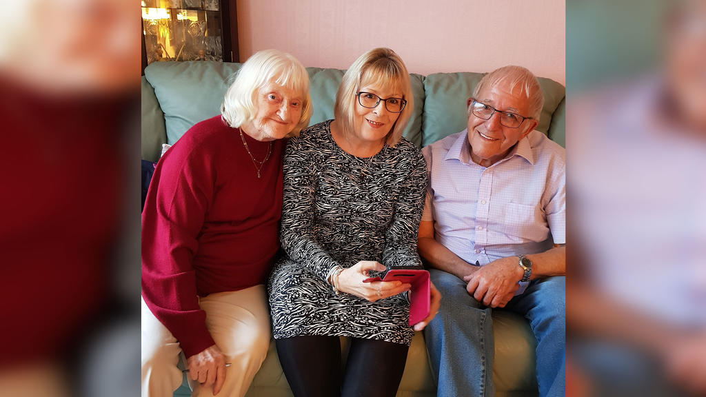 Julie Lund zwischen ihrem Vater Brian Rothery und seiner Frau Patricia.