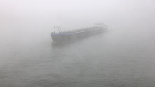 16.10.2021, Nordrhein-Westfalen, Köln: Ein Schiff fährt im Nebel über den Rhein. Foto: Oliver Berg/dpa +++ dpa-Bildfunk +++