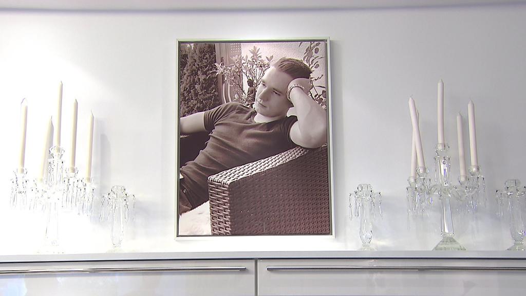 Zahlreiche Fotos im Haus erinnern Floris von Pallandts Eltern an ihren verstorben Sohn.