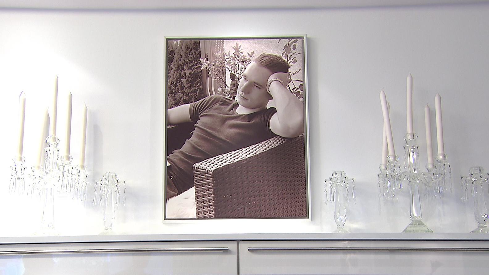 Zahlreiche Fotos im Haus erinnern Floris von Pallandts Eltern an ihren verstorben Sohn.