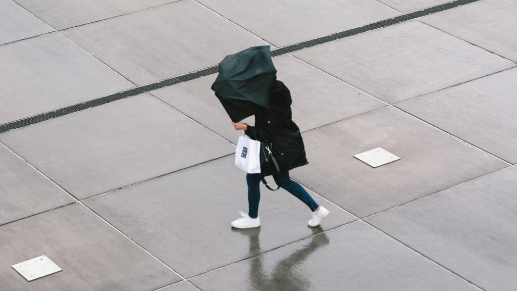 Autumn Storm Arrives In Cologne a woman walks against wind during the Autumn storm arrives in Cologne Cologne Germany PUBLICATIONxNOTxINxFRA Copyright: xYingxTangx tang-notitle211021_npiqZ