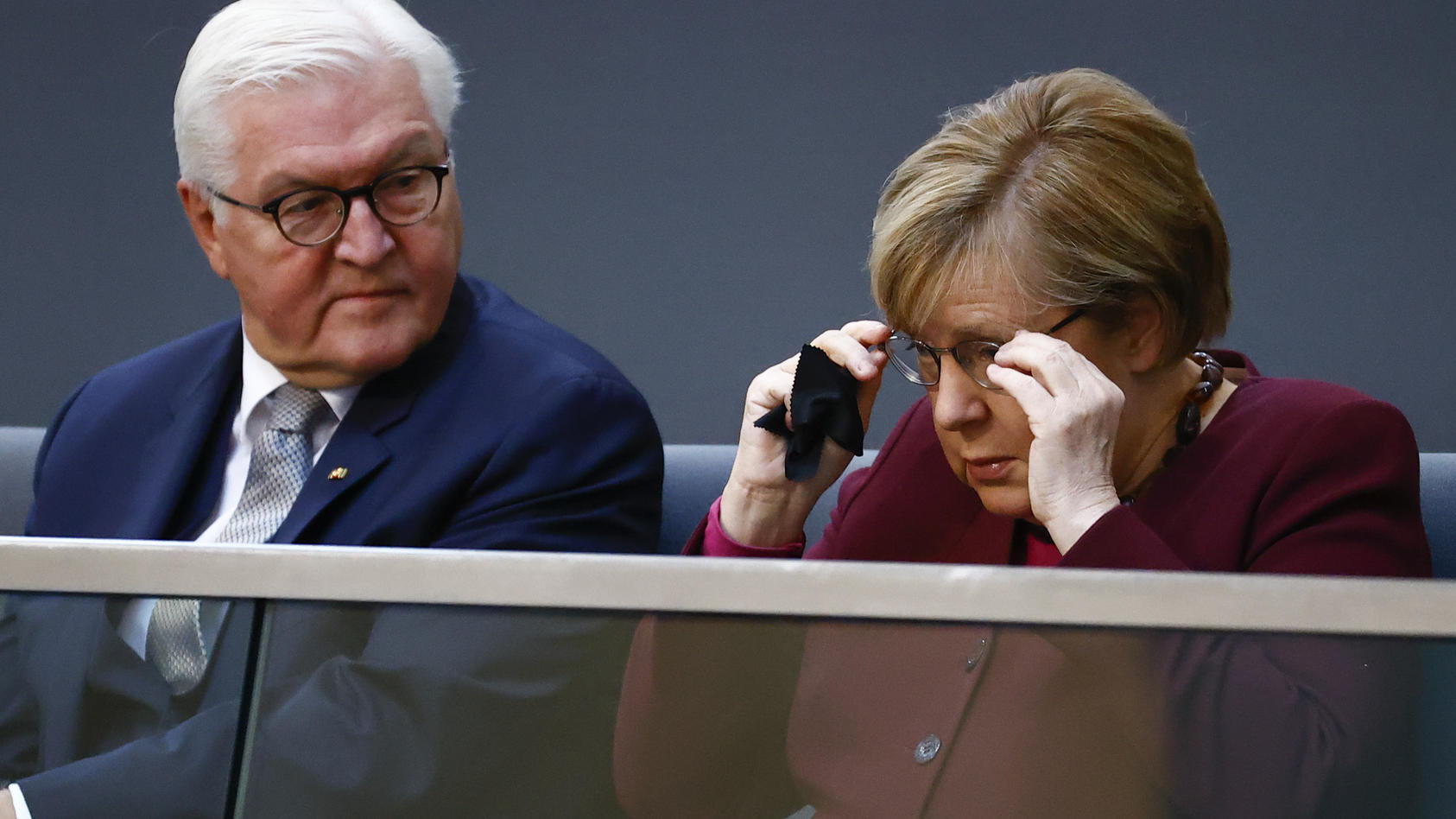 Angela Merkel putzt ihre Brille während der ersten Sitzung des Bundestags.