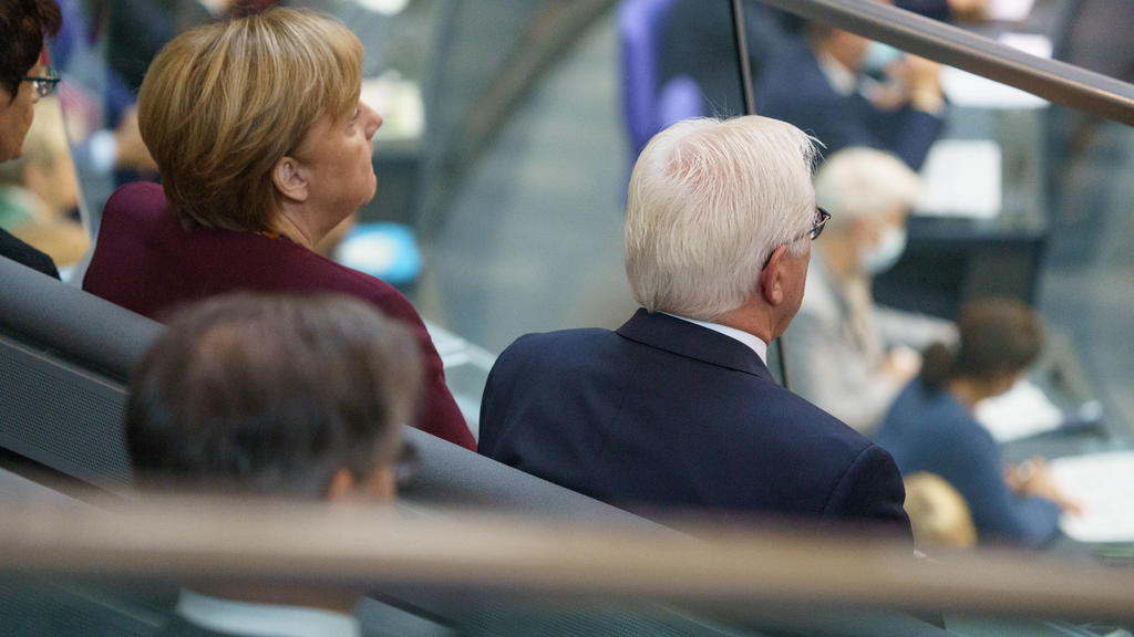  Plenarsitzung des Deutschen Bundestages - 20. Deutscher Bundestag in Berlin - Konstituierende Sitzung - Bundespräsident Frank-Walter Steinmeier und Bundeskanzlerin Angela Merkel verfolgen die konstituierende Sitzung von der Tribüne ausPlenarsitzung 