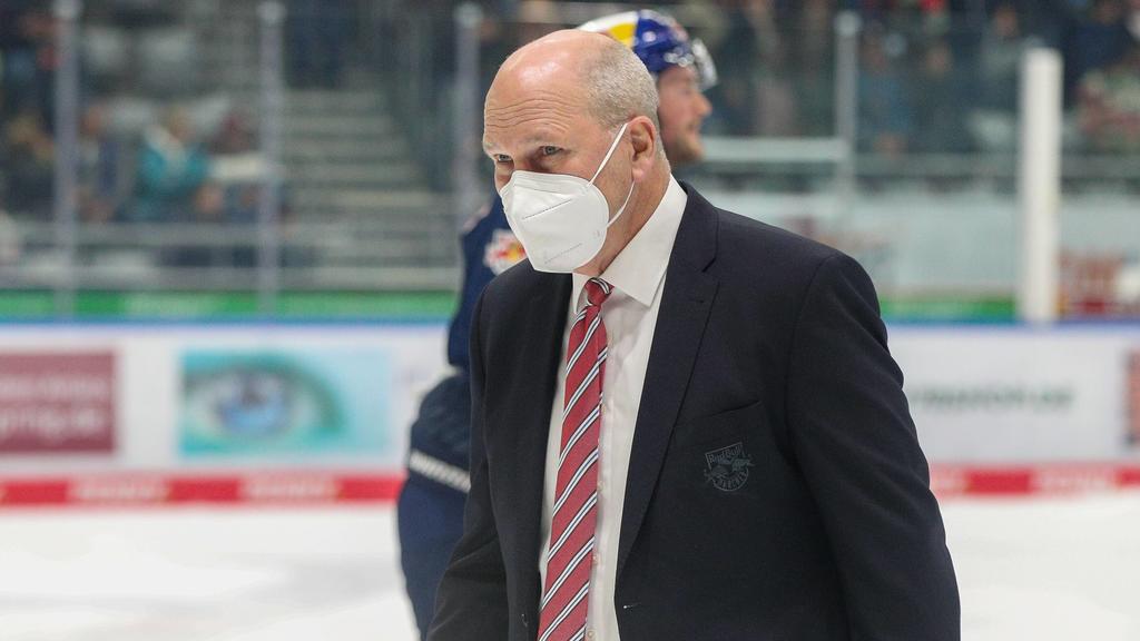 Chef-Trainer Don Jackson EHC Red Bull Muenchen, Augsburger Panther vs. EHC Red Bull Muenchen, Eishockey, DEL, 15.10.2021 Augsburg Bayern Deutschland *** Head coach Don Jackson EHC Red Bull Muenchen , Augsburger Panther vs EHC Red Bull Muenchen, Ice