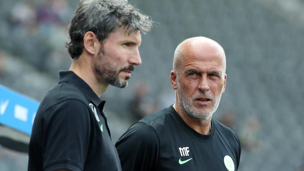 Trainer Mark van Bommel, Co Trainer Michael Frontzeck / / Fußball Fussball / DFL Bundesliga Herren / Saison 2021/2022 / 21.08.2021 / Hertha BSC Berlin vs. VfL Wolfsburg WOB / *** Coach Mark van Bommel, Co Coach Michael Frontzeck Sport Football Socce