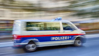  - Wien 16.10.2021 - Wien 16.10.2021 - Heute fanden in der Wiener Innenstadt und am Ring mehrere angemeldete und unangemeldete Demonstrationen statt. Die Polizei war mit einem Grossaufgebot im Einsatz auch um Demonstranten und Gegendemonstranten auf Distanz zu halten. PHOTO: Ein Einsatzfahrzeug der Polizei am Ring. Demonstrationen Wiener Innenstadt *** Vienna 16 10 2021 Vienna 16 10 2021 Today, several registered and unregistered demonstrations took place in Viennas city centre and on the Ring The police were deployed with a large contingent also to keep demonstrators and counter-demonstrators at a distance PHOTO An emergency vehicle of the police on the Ring Demonstrations Vienna city centre PUBLICATIONxNOTxINxAUT 