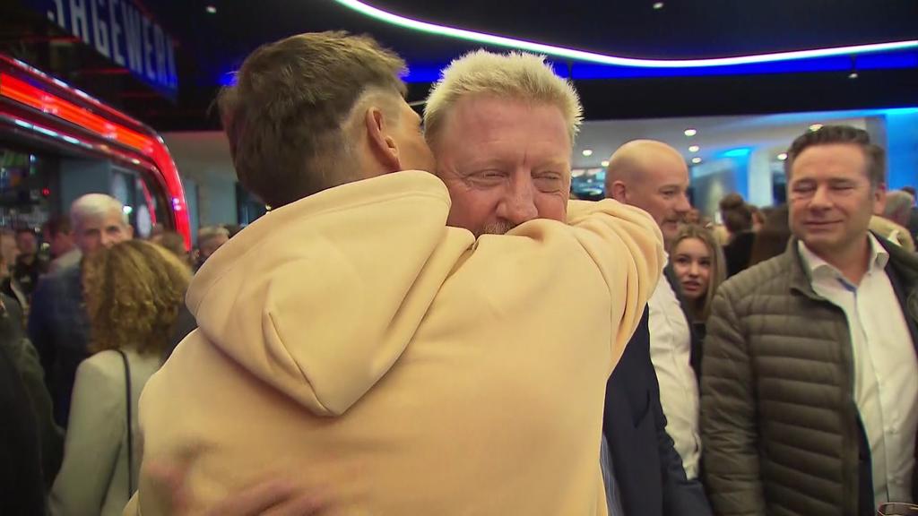 Jan Ullrich umarmt seinen Sport-Kumpel, Tennis-Legende Boris Becker.