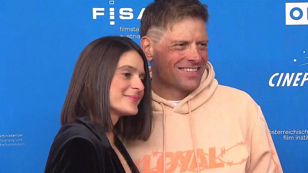 Freundin Elizabeth Napoles und Jan Ullrich posieren für die Kameras. Ein Interview gibt die schüchtern wirkende Partnerin der Rad-Legende allerdings nicht.