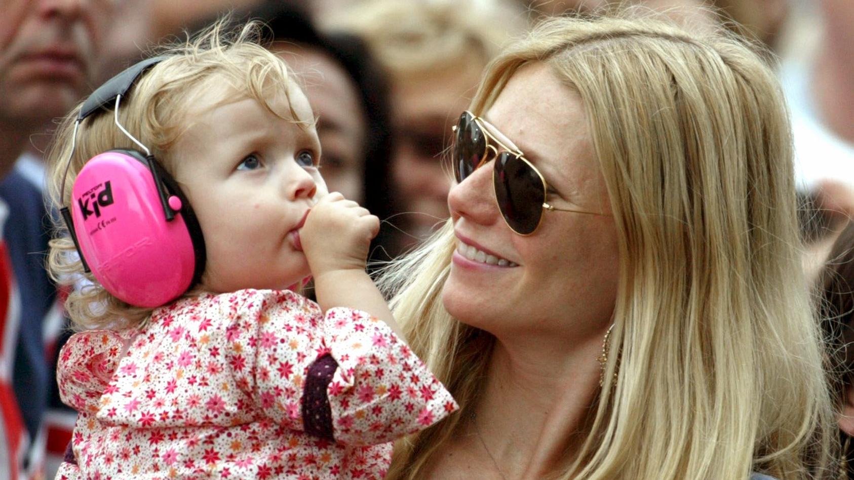 Gwyneth Paltrow mit ihrer Tochter Apple im Juli 2005