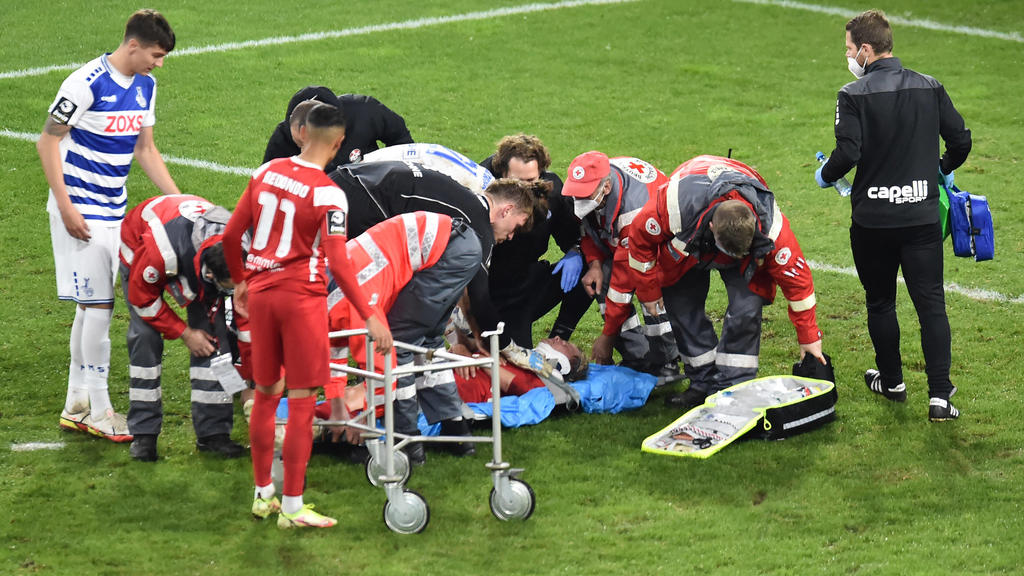 Fußball Herren 3. Liga 13. Spieltag Saison 2021/2022: MSV Duisburg - 1. FC Kaiserslautern am 25.10.2021 in der Schauinsland-Reisen-Arena in Duisburg Felix Götze 1. FC Kaiserslautern liegt verletzt am Boden und muss von den Sanitätern abtransportie