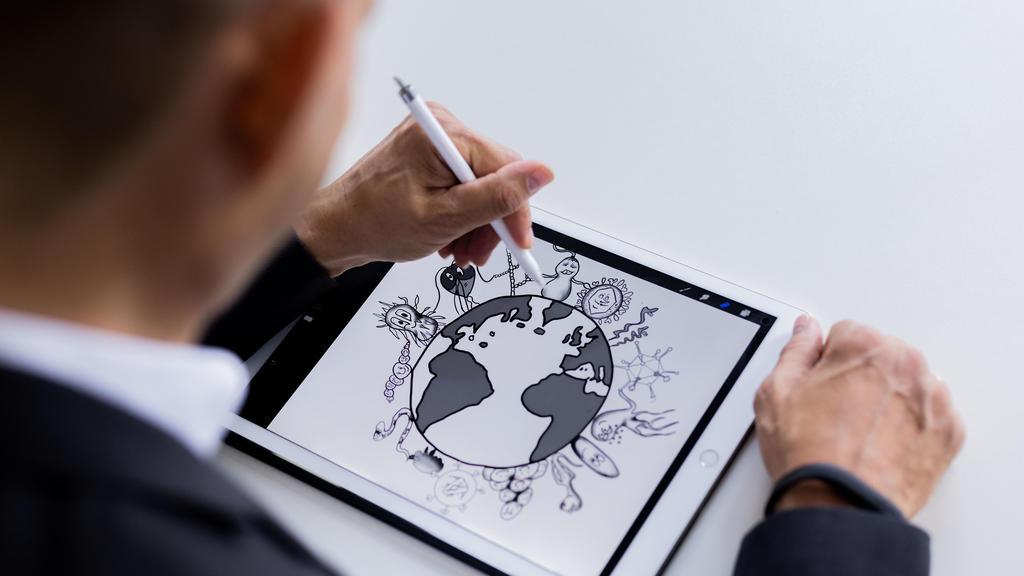 Hendrik Streeck, Direktor des Instituts für Virologie an der Uniklinik Bonn, zeigt Illustrationen auf seinem iPad, die er für sein neues Buch "Unser Immunsystem" selbst gezeichnet hat.