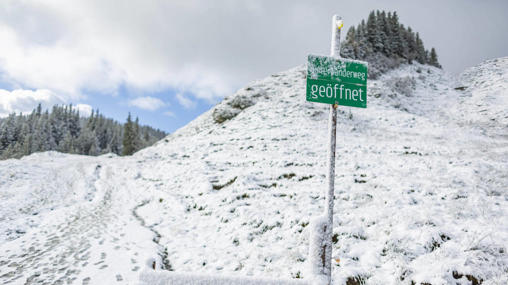 Erster Schnee auf dem Alpspitz Wintereinbruch auf dem 1575 Meter hohen Bergipfel Alpspitz. Viele Menschen zog es zum Wandern in Richtun Gipfel. Dort fiel der erste Schnee.Bayern, 87484 Nesselwang, Germany