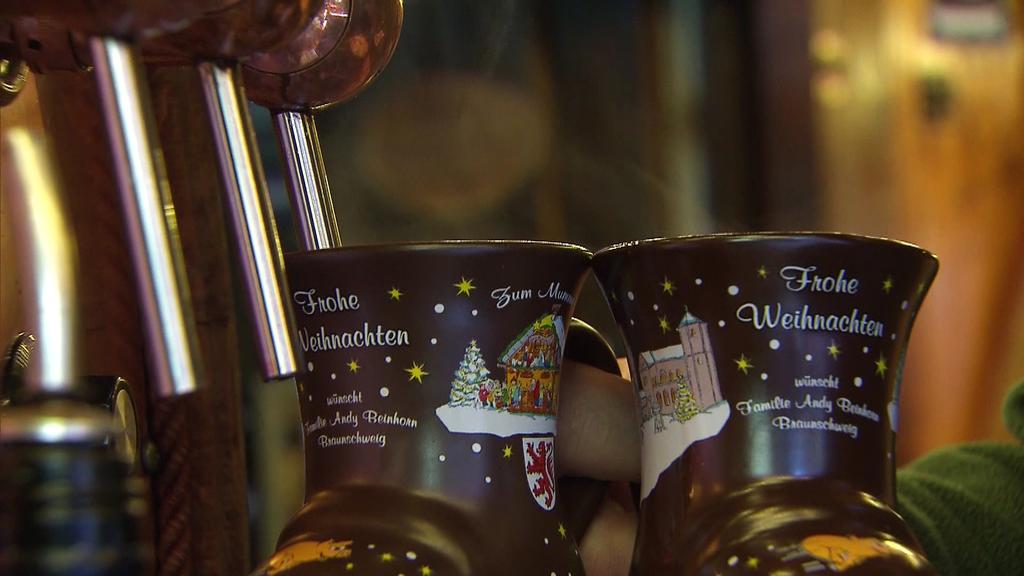Den heißen Glühwein muss nach aktueller Verordnung jeder Besucher selbst vom Stand abholen.