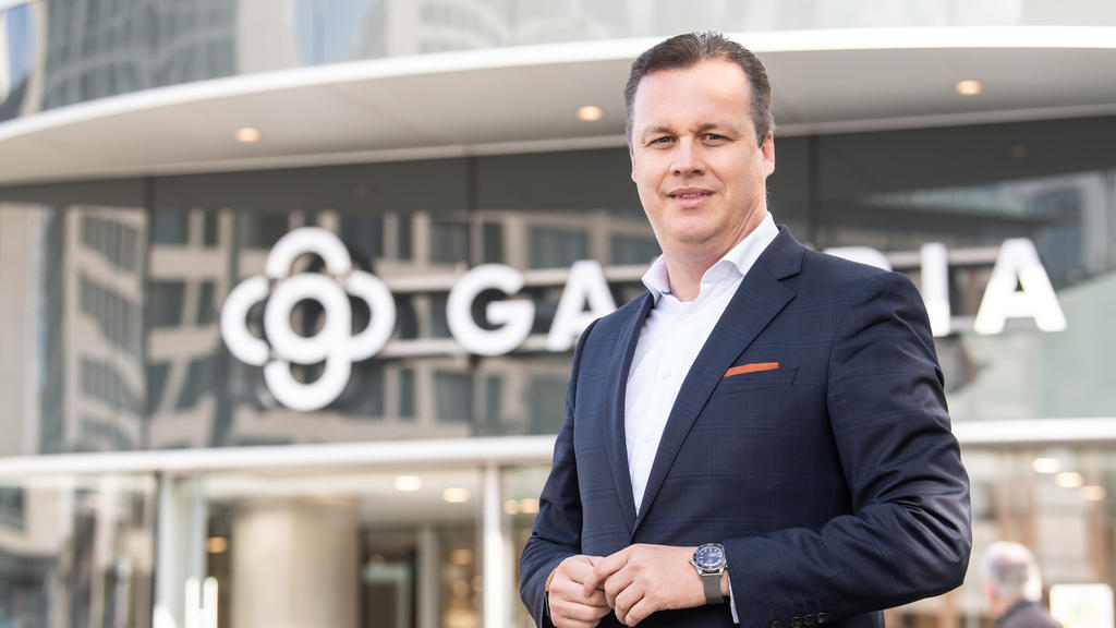 16.10.2021, Hessen, Frankfurt/Main: Miguel Müllenbach, Vorsitzender der Geschäftsführung und CEO bei Galeria Karstadt Kaufhof GmbH, fotografiert vor der Galeria an der Hauptwache in Frankfurt. Die Handelskette hat für ihre Häuser ein komplett neues K