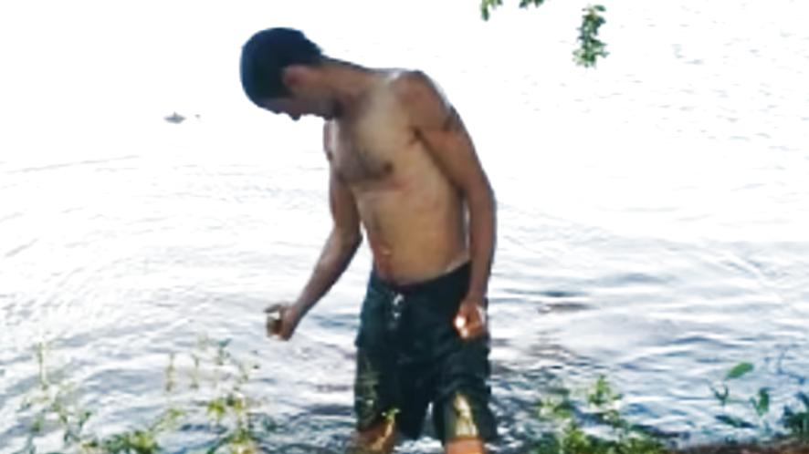 Schwimmer erreicht erschöpft das Ufer. Bisswunde am Arm.