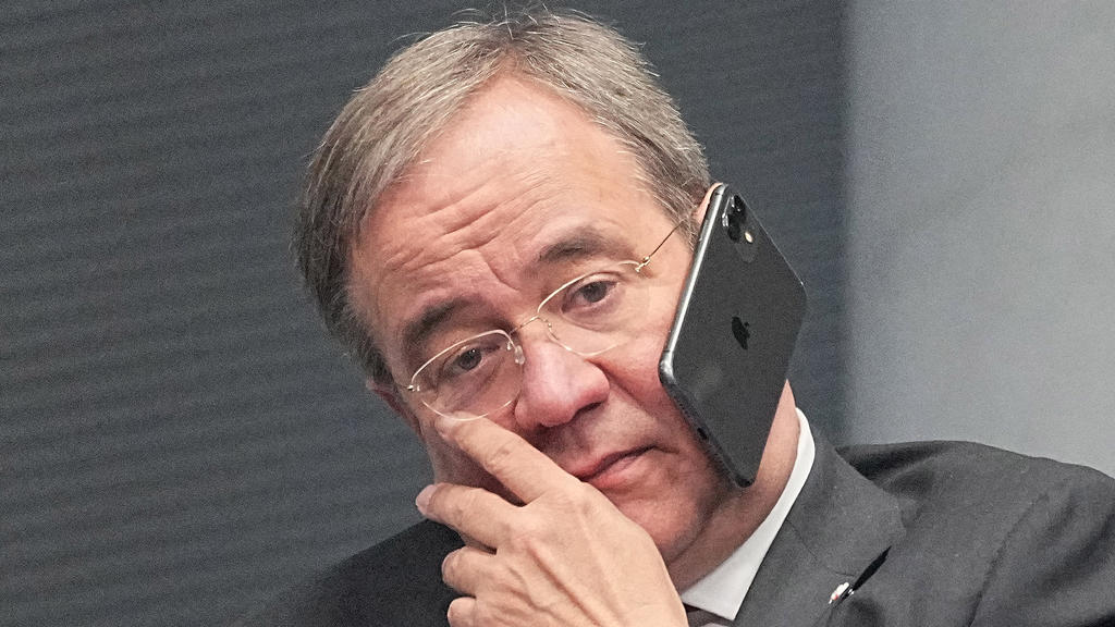 Armin Laschet (CDU) mit Handy im Bundestag