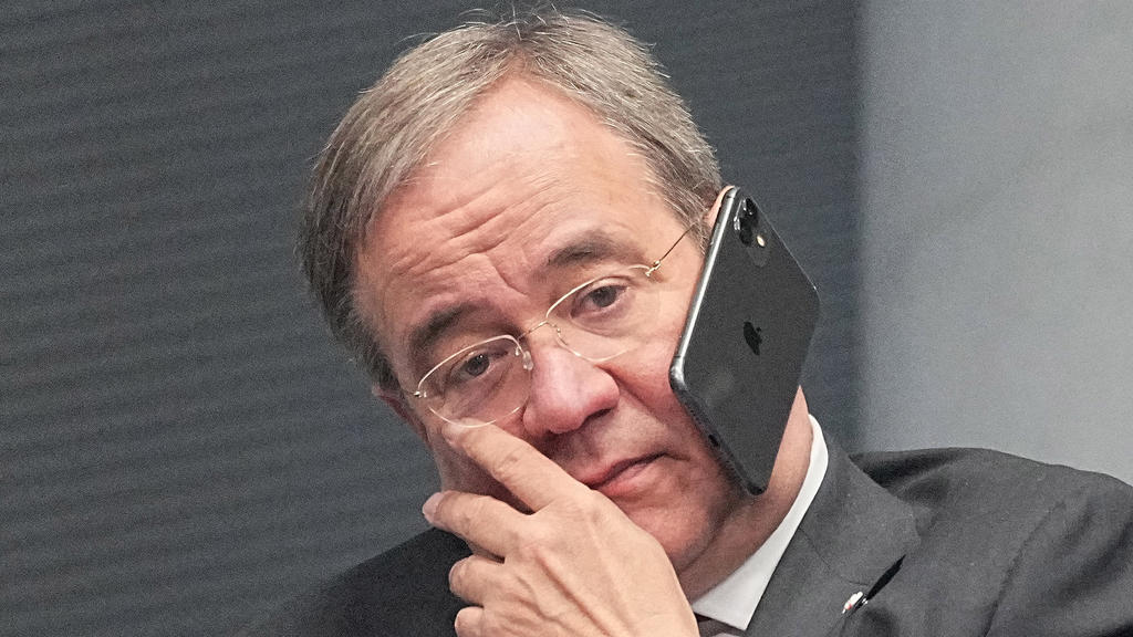 Armin Laschet (CDU) with a cell phone in the Bundestag