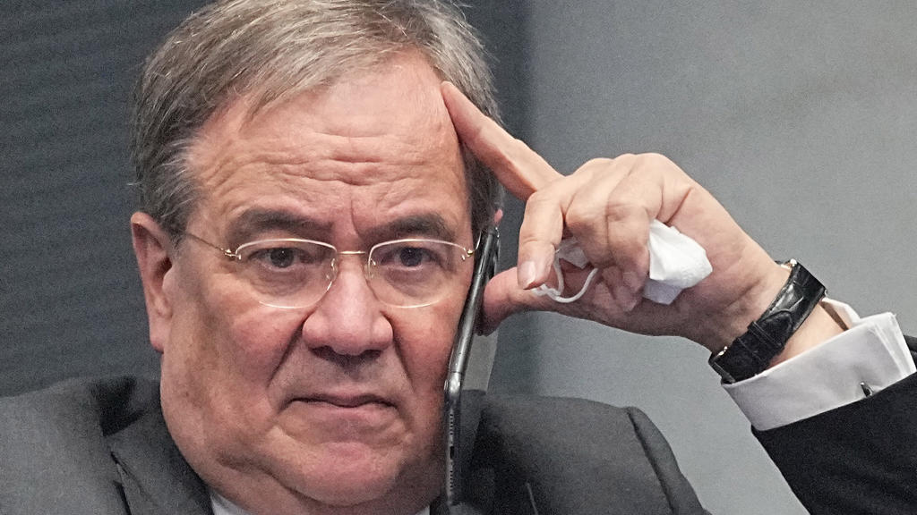 Armin Laschet sitzt im Bundestag und telefoniert.