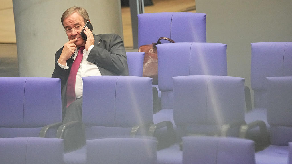 Armin Laschet (CDU) sitzt im Bundestag und telefoniert