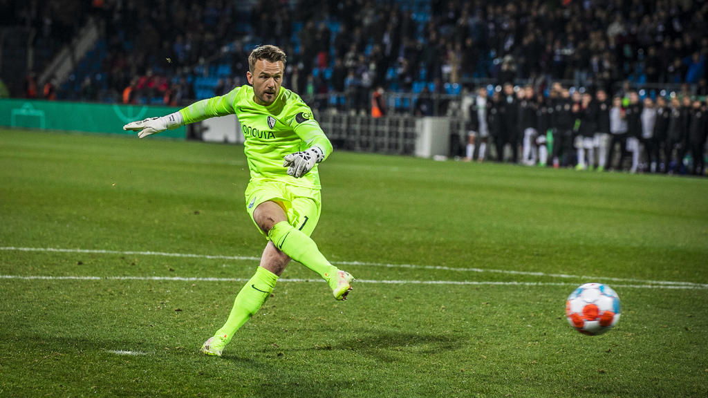 GER, DFB Pokal 2. Hauptrunde, VfL Bochum vs FC Augsburg / 27.10.2020, Vonovia Ruhrstadion, Bochum, GER, DFB Pokal 2. Hauptrunde, VfL Bochum vs FC Augsburg im Bild: Manuel Riemann Bochum 1 trifft im Elfmeterschiessen den entscheidenden Elfmeter und b