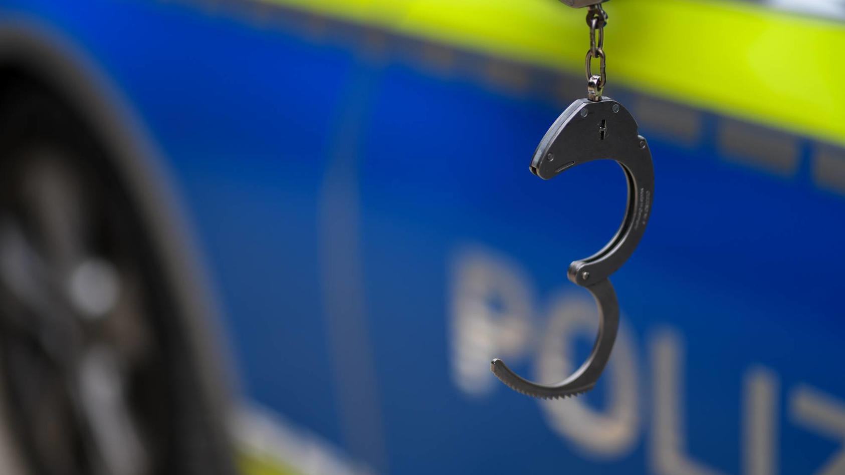  Themenbild Polizei, Polizei, Streifenwagen, Polizist mit Handschellen, Polizist mit Dienstpistole Baden-Württemberg Deutschland *** Theme Copyright: xonw-images.de/MariusxBullingx