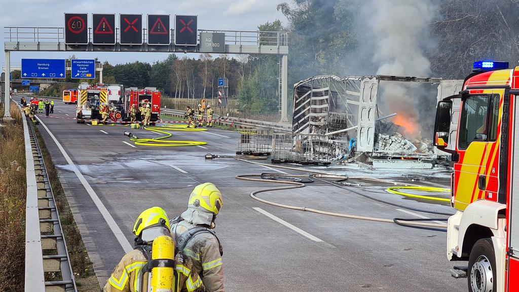Der Brand konnte zunächst nicht mit Wasser gelöscht werden.