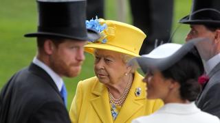  19.06.2018, Royal Ascot, Windsor, GBR, GROSSBRITANNIEN - Portrait of HRH Queen Elizabeth the Second behind TRH Harry the Duke of Sussex and TRH Meghan the Duchess of Sussex. Ascot racecourse. Queen Elisabeth, Queen Elizabeth, Queen Elizabeth the Second, Prince Harry, Meghan Markle, Prinz Harry, The Duke of Sussex, The Duchess of Sussex, Portrait, Portraet, Koenigin Elisabeth, Royals, Porträt 180619D505ROYAL_ASCOT.JPG *** 19 06 2018 Royal Ascot Windsor GBR UK Portrait of HRH Queen Elizabeth the second behind TRH Harry the Duke of Sussex and TRH Meghan the Duchess of Sussex Ascot racecourse Queen Elizabeth Queen Elizabeth Queen the Second Prince Harry Meghan Markle Prince Harry The Duke of Sussex The Duchess of Sussex Portrait Portraits Koenigin Elisabeth Royals Portrait 180619D505ROYAL ASCOT JPG