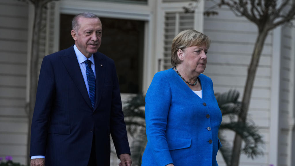 16.10.2021, Türkei, Istanbul: Recep Tayyip Erdogan, Staatspräsident der Türkei, und Bundeskanzlerin Angela Merkel (CDU) kommen zu einer gemeinsamen Pressekonferenz nach ihrem Treffen in der Huber-Villa. Die Regierungschefs sprachen über die Beziehung
