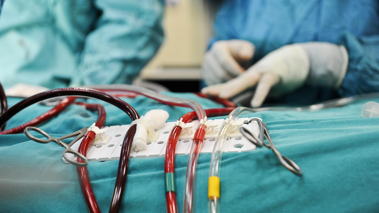 Bei vielen Operationen ist die Vergabe von Blutbestandteilen gängige Praxis, um den Blutverlust des Patienten auszugleichen.