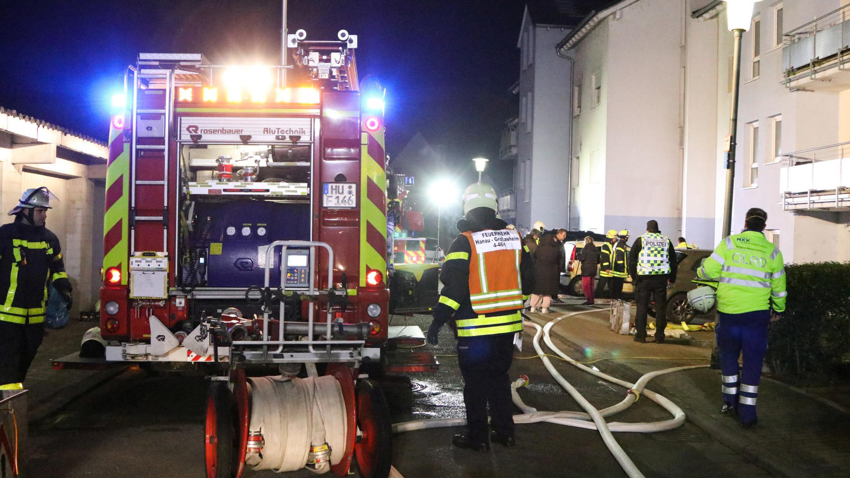 Über 70 Feuerwehrleute wurden an die Brandwohnung in Hanau-Großauheim gerufen.