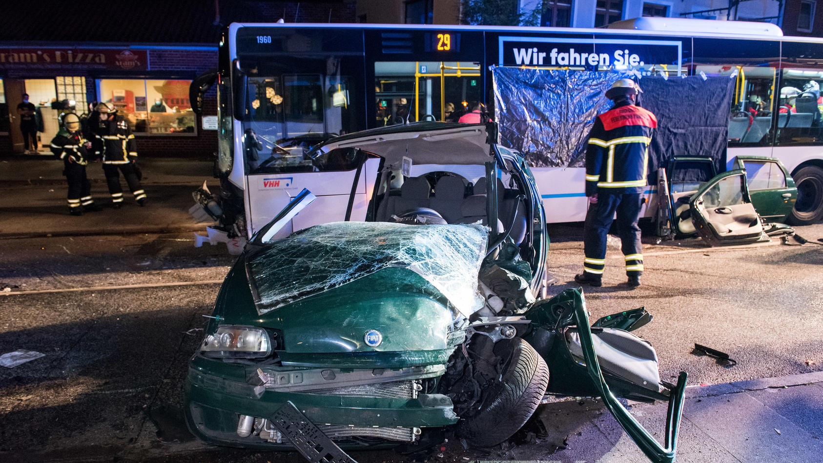 30.10.2021, Hamburg: Ein Autowrack steht im Stadtteil Kirchsteinbek nach einem Verkehrsunfall mit einem Linienbus auf der Straße. Elf Menschen sind bei einem Unfall mit einem Kleinwagen und einem Linienbus im Hamburger Stadtteil Billstedt verletzt wo