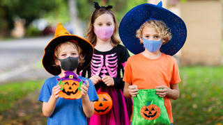 Kinder mit Masken an Halloween