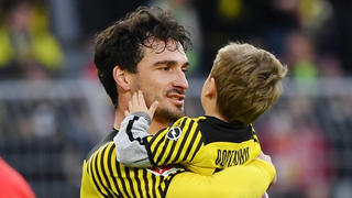  Mats Hummels Borussia Dortmund mit Kind auf dem Rasen 30.10.2021, Fussball GER, Saison 2021 2022, 1. Bundesliga, 10. Spieltag, Borussia Dortmund - 1. FC Köln, Foto: Maik Hölter/TEAM2sportphoto ***DFL regulations prohibit any use of photographs as image sequences and/or quasi-video.*** Dortmund Nordrhein Westfalen Deutschland *** Mats Hummels Borussia Dortmund with child on the turf 30 10 2021, Football GER, Season 2021 2022, 1 Bundesliga, 10 Matchday, Borussia Dortmund 1 FC Köln, Photo Maik Hölter TEAM2sportphoto DFL regulations prohibit any use of photographs as image sequences and or quasi video Dortmund Nordrhein Westfalen Germany Team2