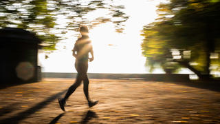 13.10.2021, Niedersachsen, Hannover: Eine Joggerin läuft am Morgen bei Sonnenschein am Maschsee entlang. Foto: Julian Stratenschulte/dpa +++ dpa-Bildfunk +++
