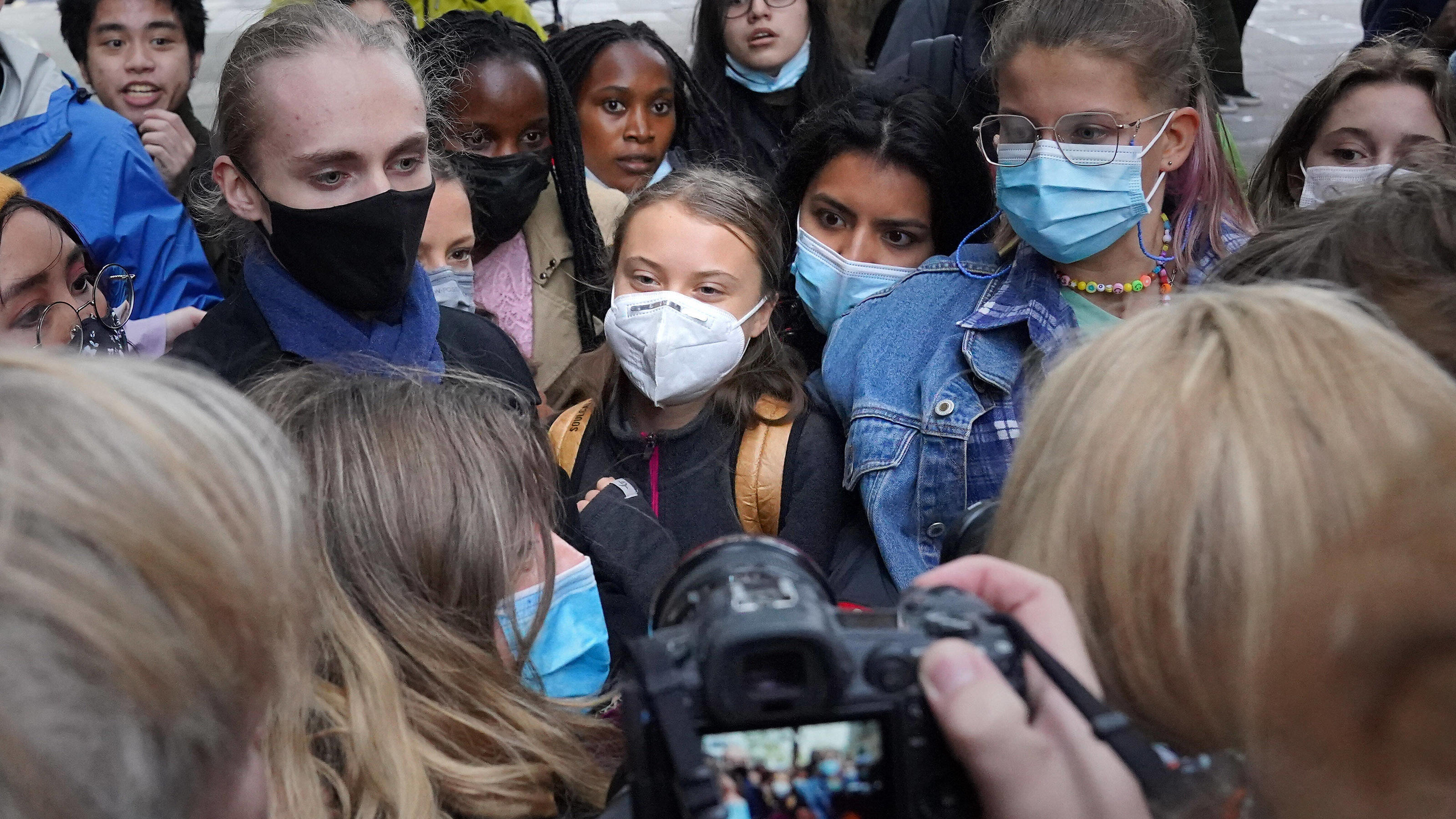 News Themen der Woche KW43 News Bilder des Tages October 29, 2021, London, UK: Teenage activist Greta Thunberg centre arrives to join activists taking part in the Youth Strike to Defund Climate Chaos protest against the funding of fossil fuels outsid