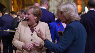 dpatopbilder - 01.11.2021, Großbritannien, Glasgow: Bundeskanzlerin Angela Merkel (l) unterhält sich mit Camilla, Herzogin von Cornwall während eines Abendempfangs zur Eröffnung des COP26-Klimagipfels. Foto: Alberto Pezzali/AP POOL/dpa +++ dpa-Bildfunk +++