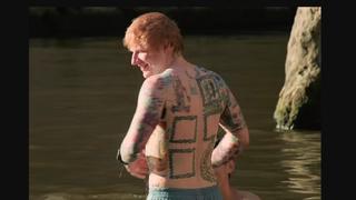 Ed Sheeran gewährt einen Blick auf seine Körperkunst in seinem neuen Musikvideo.