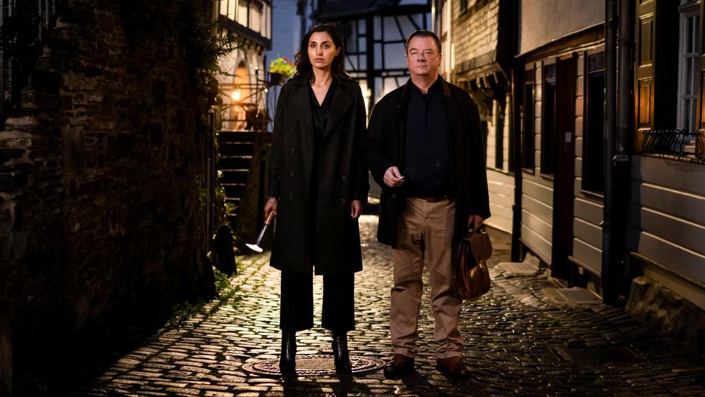 Peter Kurth und Narges Rashidi in "Ferdinand von Schirach - Glauben"