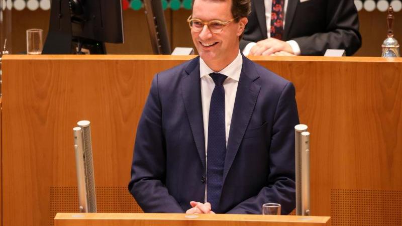 Der neue Ministerpräsident von Nordrhein-Westfalen, Hendrik Wüst (CDU), spricht im Landtag. Foto: Rolf Vennenbernd/dpa