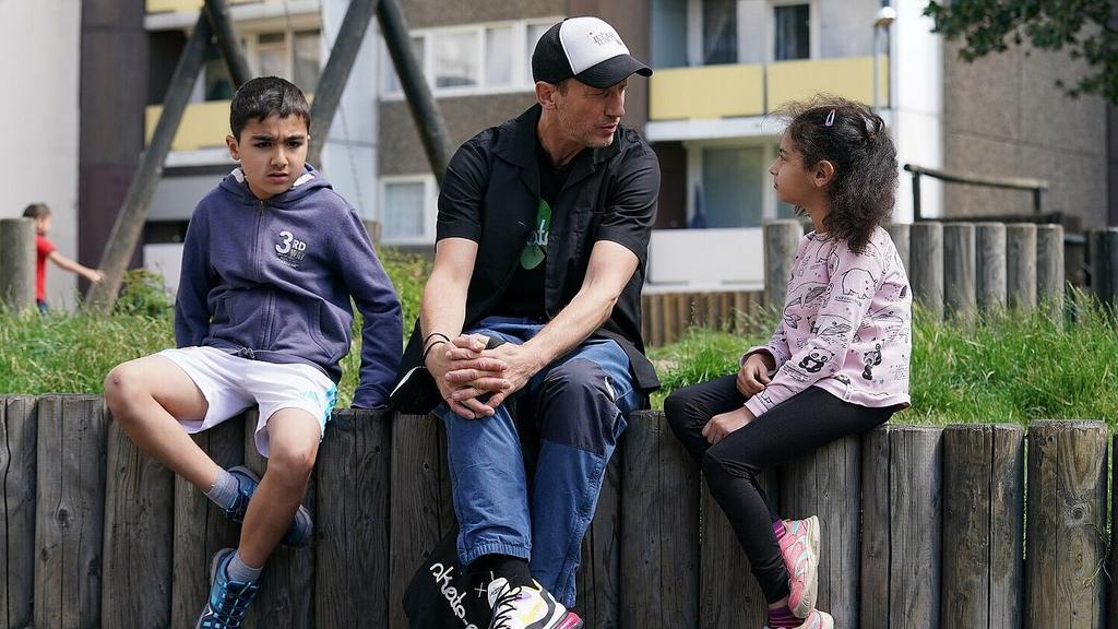 Wotan Wilke Möhring im Gespräch mit zwei Kindern