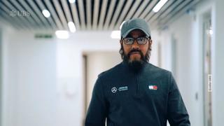 Lewis Hamilton ließ sich aufwendig verkleiden, um drei kleine Fans zu überraschen