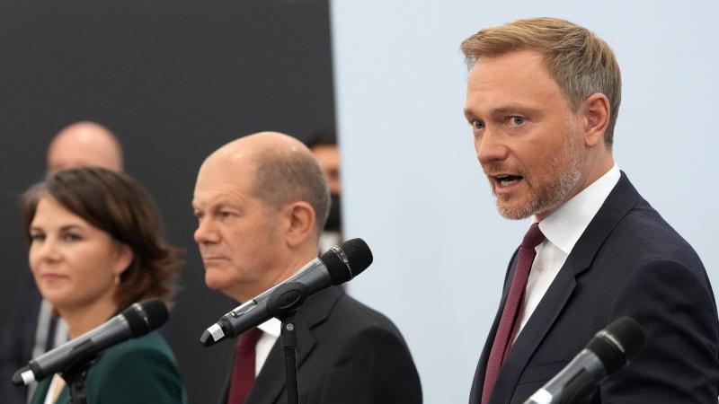 Olaf Scholz (SPD) zwischen Annalena Baerbock (Grüne) und FDP-Chef Christian Lindner. Foto: Kay Nietfeld/dpa